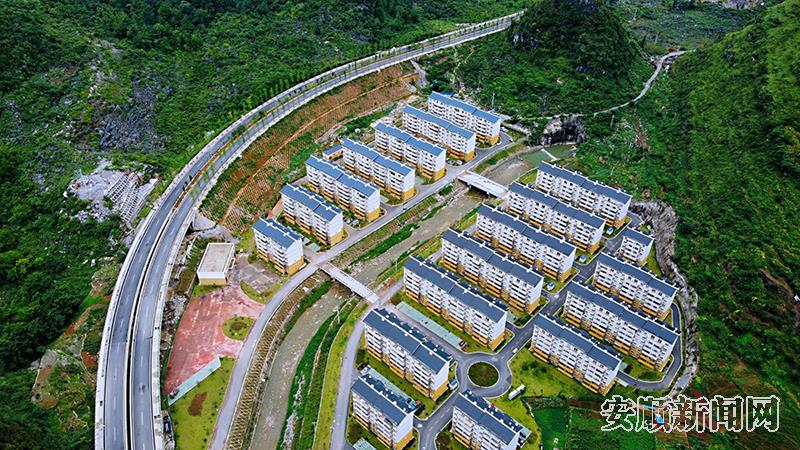 关岭自治县易地扶贫搬迁安置点同康社区.jpg