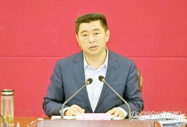 宋晓路主持市政府党组“防风险、守底线”专题会议并作总结讲话.jpg