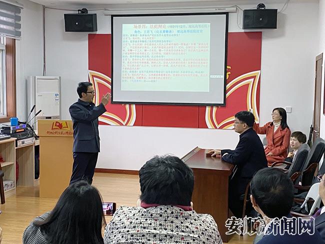 学员在王若飞故居开展情景表演教学.jpg