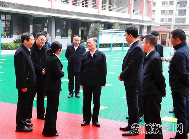 胡忠雄到紫云自治县第六小学深入了解义务教育保障工作开展情况.jpg