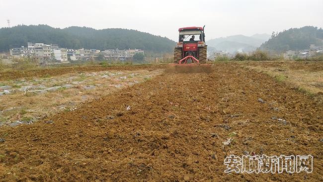 作业员操作耕地机翻地.jpg