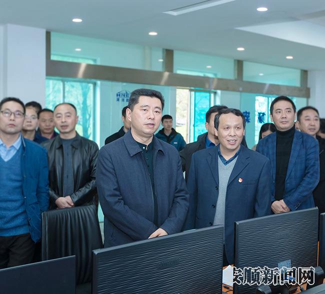 宋晓路在安顺煤矿详细调研了解企业井下安全作业情况、安全生产制度执行落实情况和煤矿企业发展中存在的困难和问题.jpg