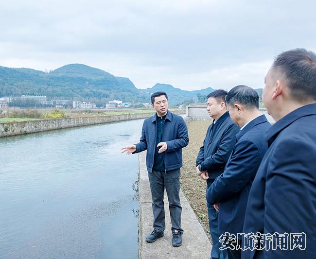 宋晓路在位于西秀区轿子山镇的“引千入虹”工程本寨取水点实地调研生态河道治理情况.jpg