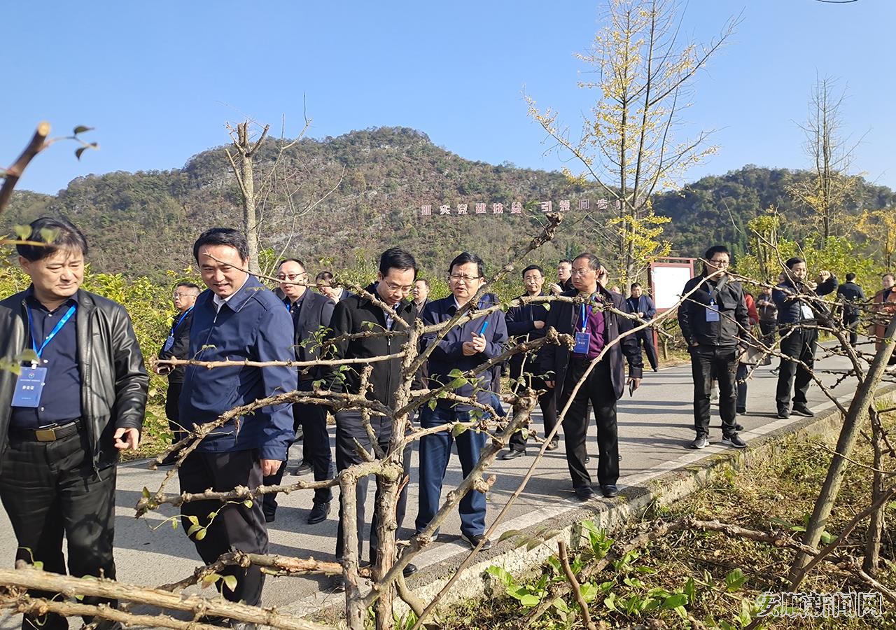 观摩大坝村1.jpg