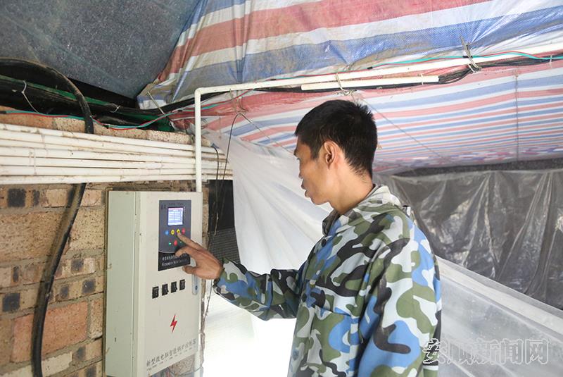 曹小清在操控加温设备.jpg