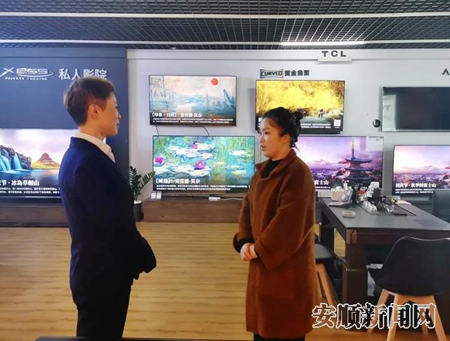 银行向商户介绍“结算贷”.jpg