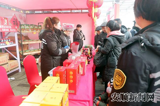 我市名优农特产品青岛年货大集在青岛开市.jpg