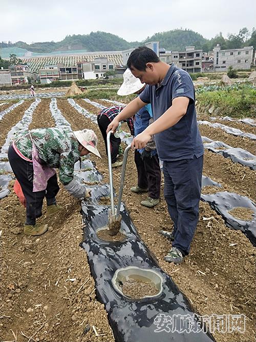 付习贵和村民一起劳动2.jpg