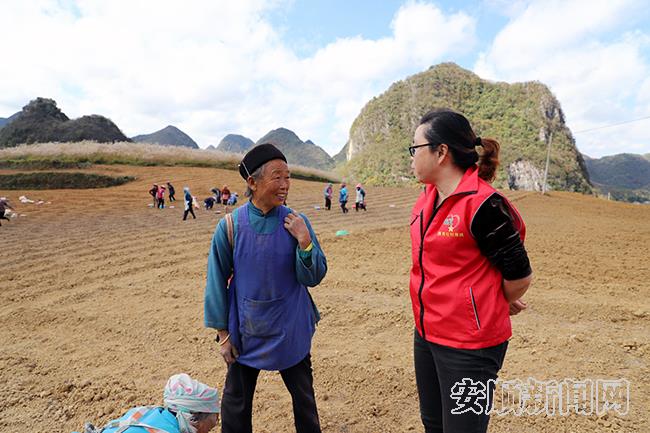 黄兴琴与在田地里务工的村民交谈.jpg