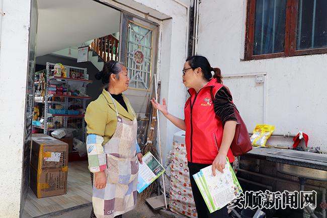 黄兴琴入户走访宣传党和国家政策.jpg