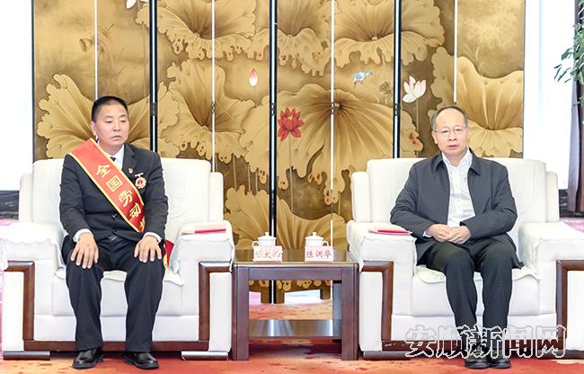 陈训华强调，全市各级各部门要认真学习领会习近平总书记在全国劳动模范和先进工作者表彰大会上的重要讲话精神，引导更多的人崇尚劳动、热爱劳动.jpg