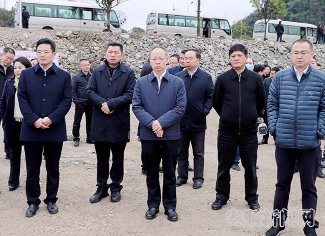 开工仪式前，与会人员还到安顺经开区盛航云集先进材料产业园项目、中国物流黔中物流中心建设项目、安顺安吉精铸航空产业园建设项目、西秀区南山婆生态特色食品产业园建设项目进行实地观摩.jpg