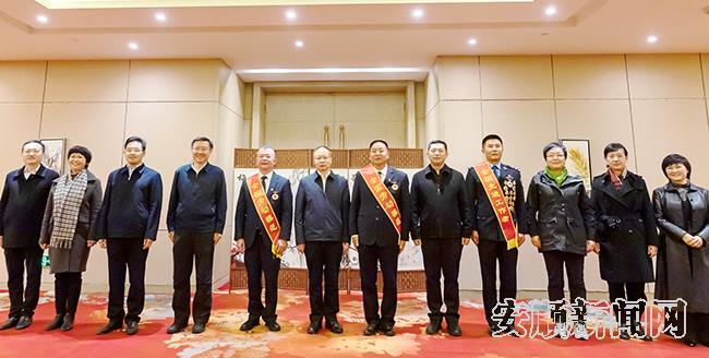陈训华、宋晓路亲切会见我市赴京参加全国表彰大会载誉归来的2020年全国劳动模范和全国先进工作者.jpg