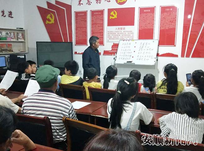 西秀区湾子村“仡佬学堂”志愿者教授仡佬族文化.jpg