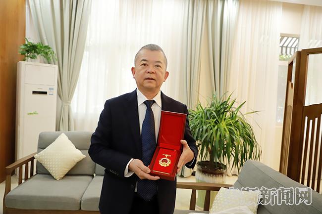陈康和他的荣誉证书.jpg