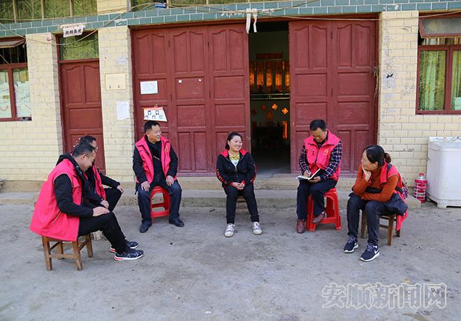 许海娥（中）与扶贫干部交流.jpg