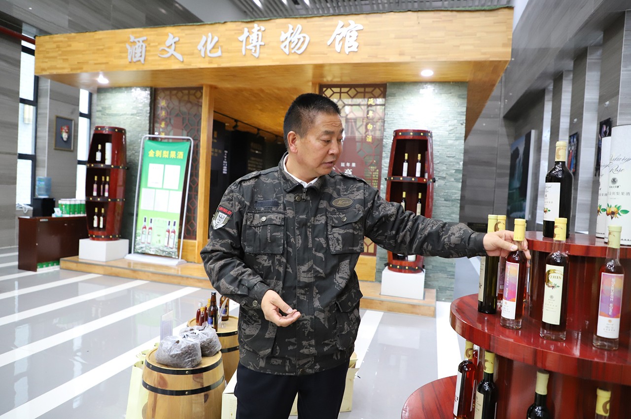 陈大兴向记者展示金刺梨果酒.jpg