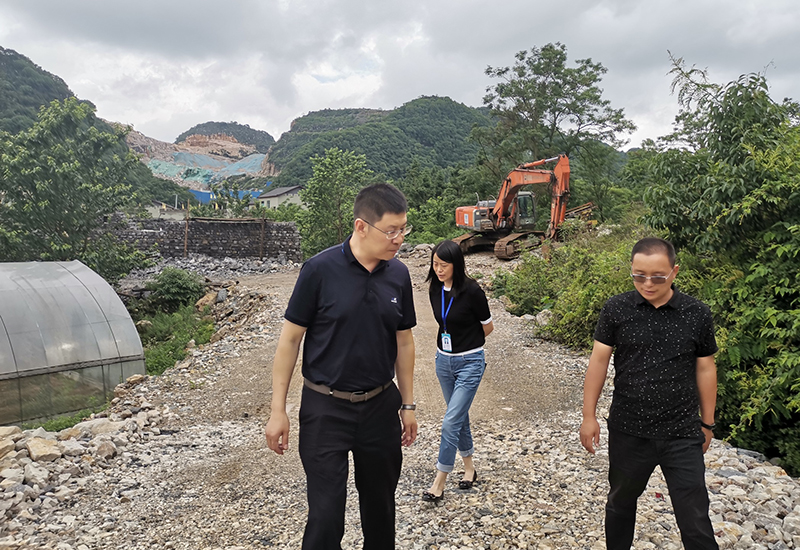 车增兴（左一）到阿歪寨村督导项目建设.jpg