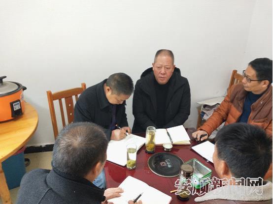 县委政法委班子成员到五峰街道板香村走访驻村干部.jpg