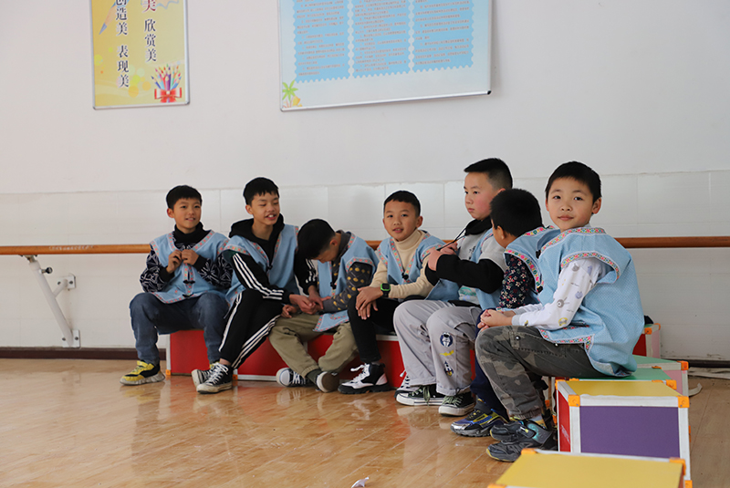 断桥小学学生穿上了布依族服饰，准备学习布依族歌舞.jpeg