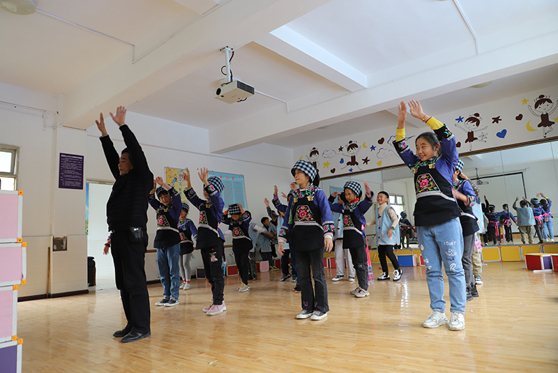 乡村少年宫教师正在教授学生布依族竹筒歌和竹筒舞1.jpeg