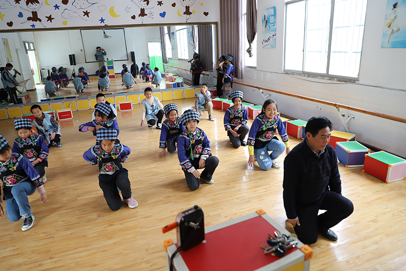 乡村少年宫教师正在教授学生布依族竹筒歌和竹筒舞.jpeg