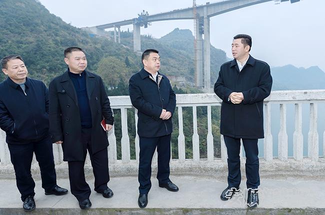 宋晓路到平坝区乐平镇斯拉河开展巡河，并督导调研生态环境保护、长江流域禁捕退捕工作.jpg