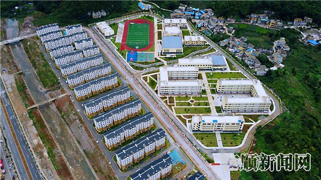 航拍关岭自治县第三中学.jpg