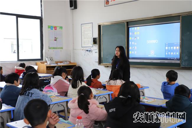 安顺学院的实习生赵玉豪正在为孩子们上心理课.jpg