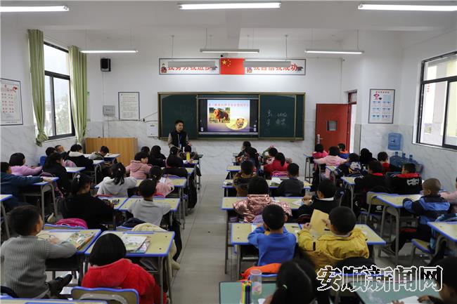 安顺学院的实习生正在为学生上美术课.jpg