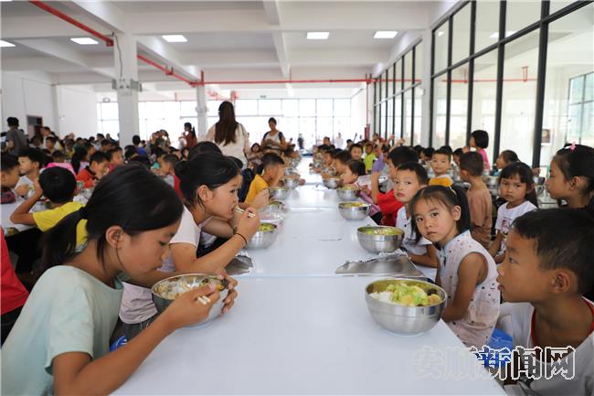 搬迁群众子女家门口就能就学3.jpg