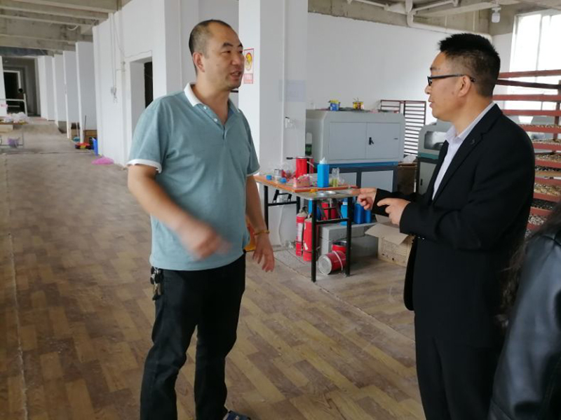 罗环宇到社区扶贫车间了解搬迁群众的就业情况.jpg