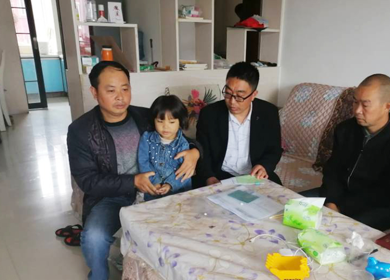 罗环宇到搬迁群众家中入户走访.jpg