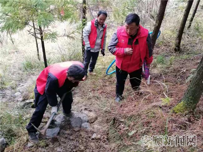 维修水管保障饮水正常3.jpg