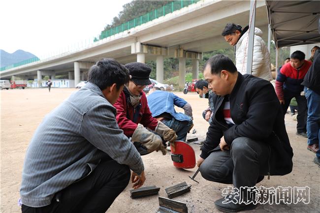 电焊培训老师正在指导搬迁群众焊接技巧.jpg