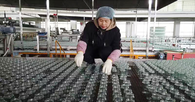 贵州华兴玻璃生产有限公司生产车间内工人正在工作.jpg