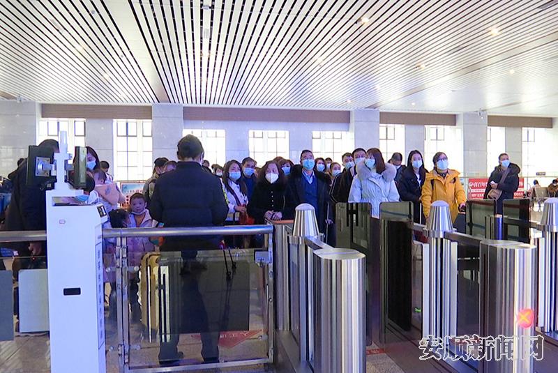 在安顺高铁西站等待检票进站的旅客.jpg