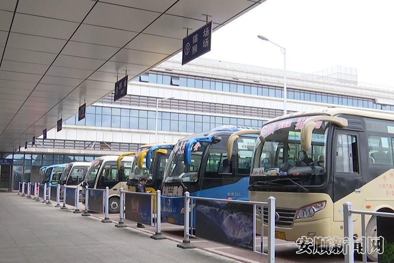 在安顺西客运枢纽站等待发车的客车.jpg