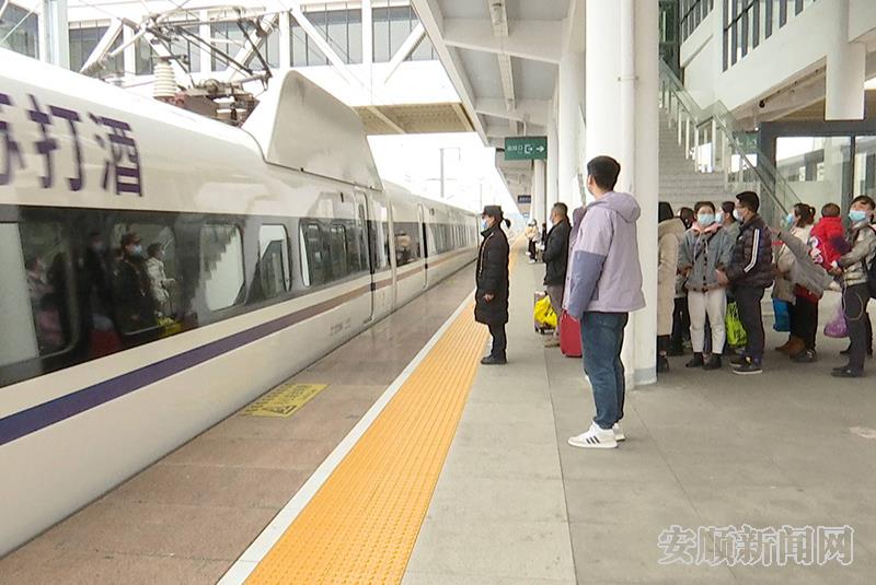 在安顺高铁西站等待乘车的旅客.jpg