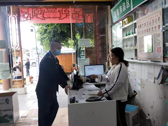 陈忠明对药店进行检查.jpg