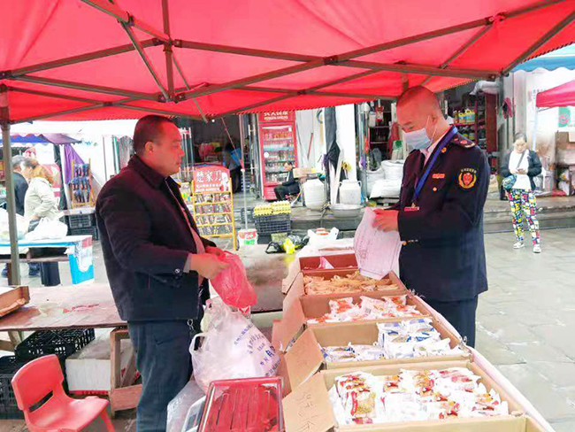 陈忠明对市场食品安全进行检查.jpg