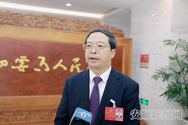 紫云自治县委书记程华恩：乘势而上闯新路开新局.jpg