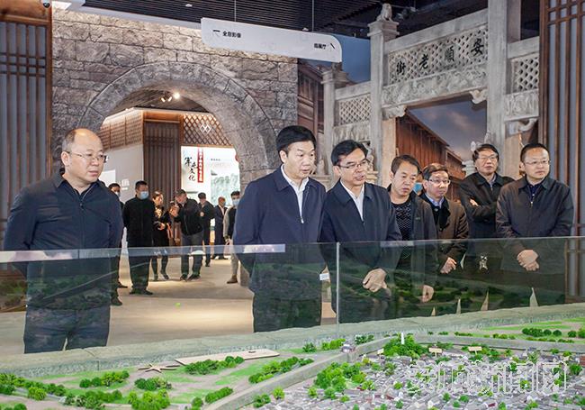 李再勇在安顺市规划展览馆参观调研.jpg