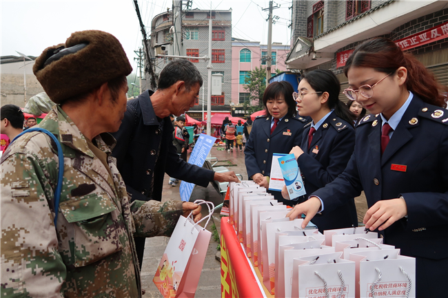 关岭税务局开展税收宣传活动2.jpg