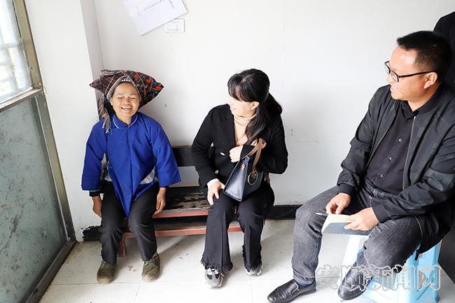 关岭自治县作风教育整顿第四督查组正在与藏龙村村民面对面了解花椒管护对群众带来的受益.jpg