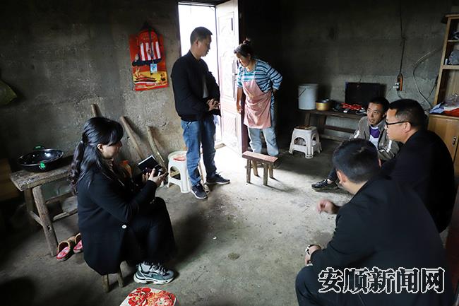 关岭自治县作风教育整顿第四督查组随机来到海百合村沙兴七组脱贫不稳定户杨学文家中，对照村干部介绍的情况与其沟通交流，核实情况是否属实，帮扶力度是否到位。.jpg