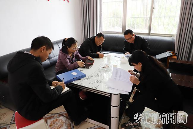 关岭自治县作风教育整顿第四督查组正在该县新铺镇开展督查工作.jpg