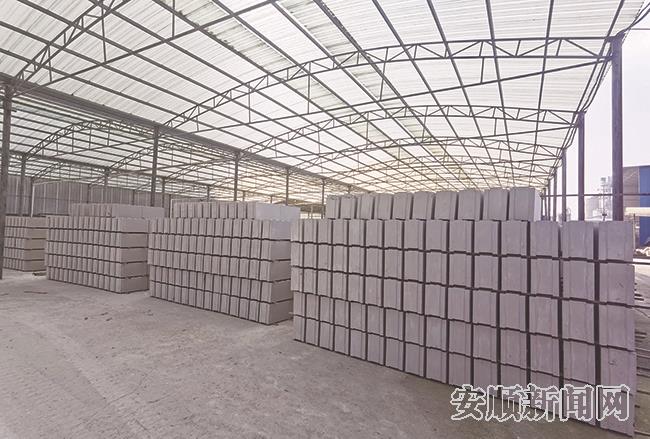 普定栋泰辉建材有限公司利用电厂产生的脱硫石膏固体废料进行处理，通过热力蒸汽脱水、煅烧、球磨后，生产建筑领域广泛使用的石膏砌块.jpg
