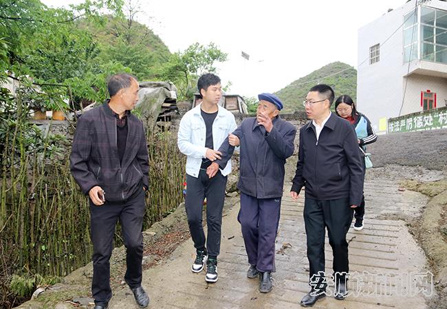 国家统计局安顺调查队开展党史学习教育进村寨活动2.jpg