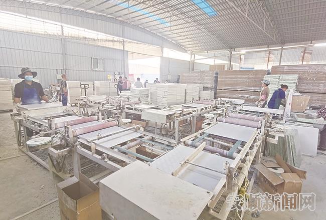 生产车间工人们正在分拣、打包生产建筑领域广泛使用的石膏板块。.jpg